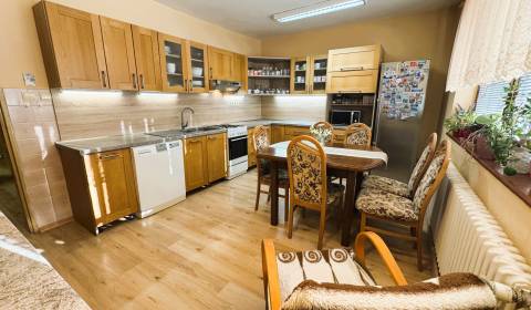 Krajový radový dom v lokalite JUH, výborná dispozícia, garáž, 234.900€