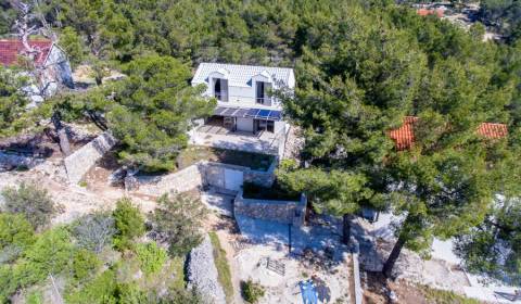 NA PREDAJ šarmantný dom / 72 m² /s výhľadom na more na ostrove BRAČ