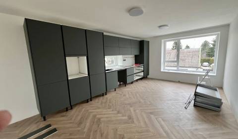 Prenájom nového veľkého 3-izb bytu s terasou a parkovaním 