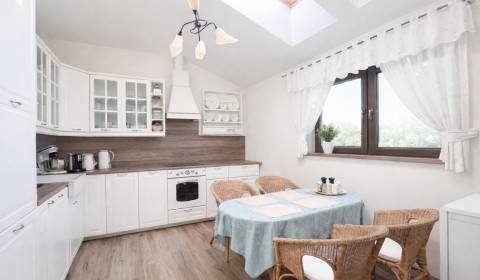 EXKLUZÍVNY 4-IZBOVÝ RODINNÝ DOM V POKOJNEJ ČASTI SLOVENSKÉHO GROBU