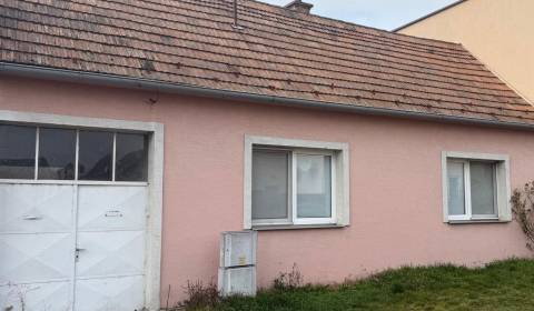 Ponúkame na predaj starší 3-izbový RD v Stupave !!!