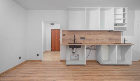 PREDAJ - 1,5 - izbový byt s balkónom, Drobného ul., Dúbravka