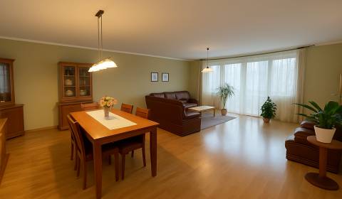 PREDAJ veľkolepý, 4 izbový byt s garážou v lone prírody, Kysucká ul.