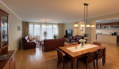 PREDAJ veľkolepý, 4 izbový byt s garážou v lone prírody, Kysucká ul.