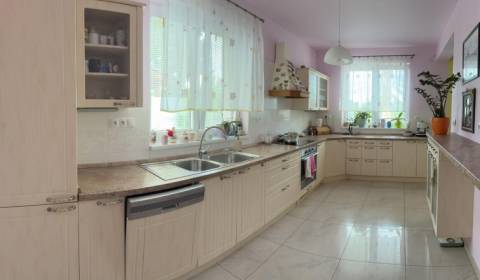 Priestranný rodinný dom v Malackách + pozemok na výstavbu RD v cene