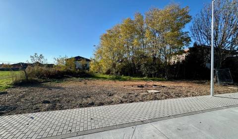 Stavebný pozemok s prípojkami IS, 800 m2, Malinovo