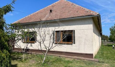 Krásna farma s vidieckym domom v Rastislaviciach – priestranný 60 árov