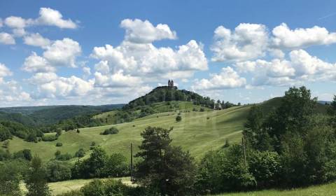Rovinatý pozemok s výhľadom na Štiavnickú panorámu – Banská Štiavnica
