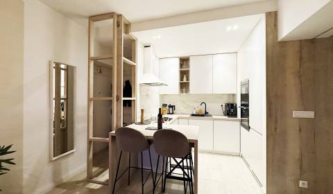 Moderný kompl rekonštr. byt v širšom centre, balkón, tehla