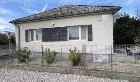 Rodinný dom s 20 árovým pozemkom na polosamote pri Šuranoch