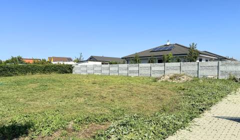 Na predaj stavebný pozemok s IS, Kvetoslavov 643 m²