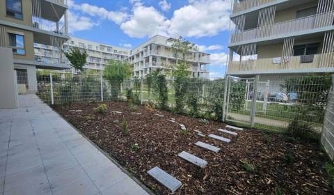 Na prenájom 2iz. byt s predzáhradkou 