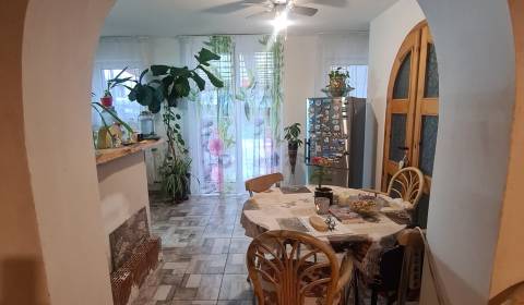 Na predaj čiastočne zrekonštruovaný rodinný dom Komárno !