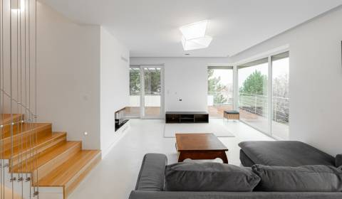 Jedinečný 5i RD 180 m2, 2x terasa, s krbom a saunou, záhrada, pri lese