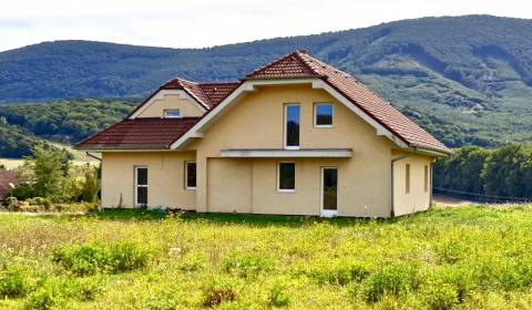 Na predaj – veľkorysý rodinný dom s úžasným výhľadom a pozemkom