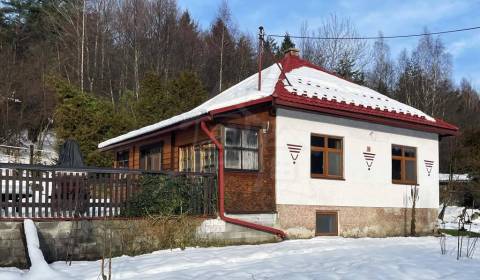 Dom na polosamote v údolí rieky Hnilec