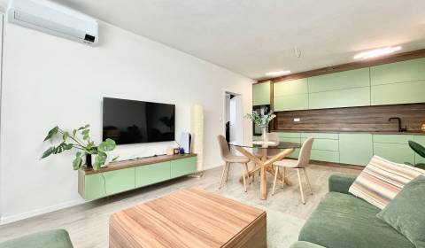 Na predaj štýlový 2-izbový byt s loggiou a parkovaním – TN, Na Pažiti