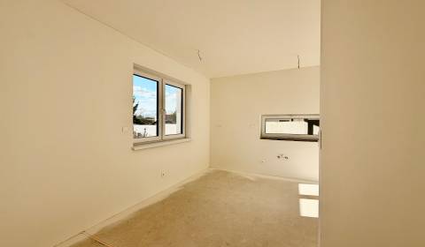 NOVOSTAVBA  ATRAKTÍVNY 4 I RODINNÝ DOM,650m2 pozemok