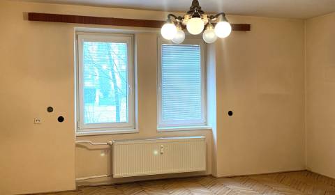 REZERVOVANÉ - Veľký 2-izbový byt s loggiou v centre Martina