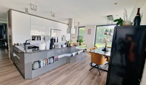 NADŠTANDARDNÝ 5 izbový dom Jánošíkova / Piešťany