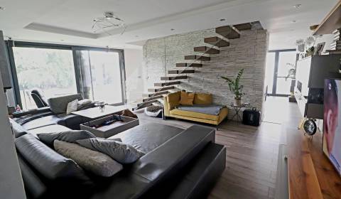 NADŠTANDARDNÝ 5 izbový dom Jánošíkova / Piešťany