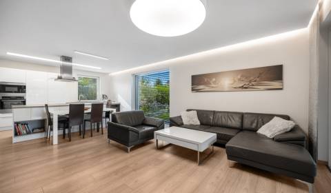 Na predaj moderný 5 izbový rodinný dom s garážou v Miloslavove-AD