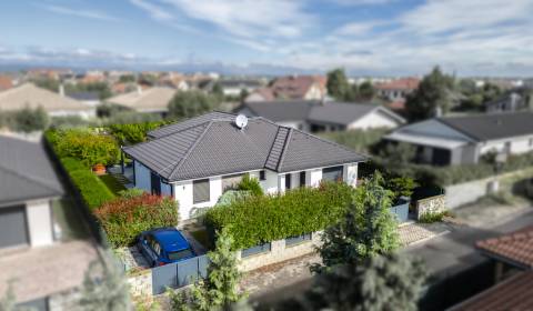 Na PREDAJ moderný 5izb RD s garážou, na veľkom pozemku - Miloslavov-AD