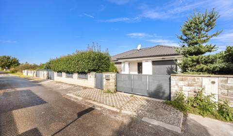 Na PREDAJ moderný 5 izbový dom s garážou- Miloslavov-AD