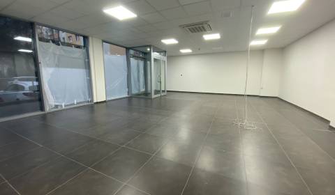 – PRENÁJOM – Viditeľný obchodný priestor v srdci Petržalky