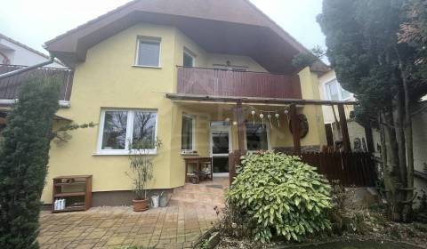 Priestranný trojizbový rodinný dom s garážou v okrajovej časti Nových 