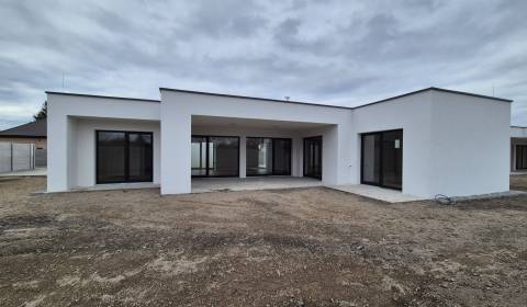 SKOLAUDOVANÉ! NOVOSTAVBA 4–IZB. BUNGALOV, POZEMOK 571 m²,VEĽKÉ BLAHOVO