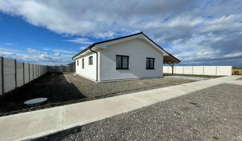 NOVOSTAVBA - Moderný 4 izbový rodinný dom  - bungalov