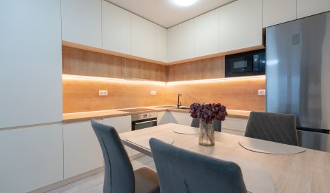 PRENAJATÉ – 2i byt s balkónom a parkovaním – pohodlné bývanie v TN