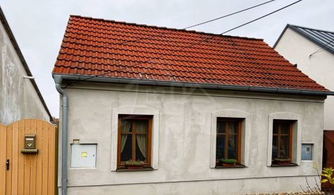 Vidiecky rodinný dom 2v1 s potenciálom, Malacky