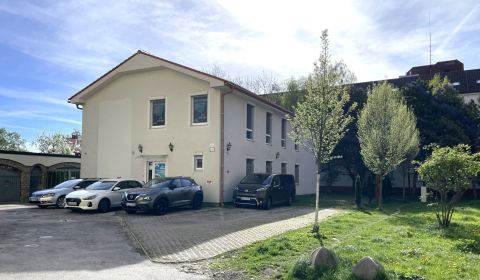 Kancelárie v rodinnom dome 294 m2, 8x parking, skvelá lokalita