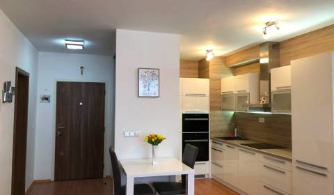 Príjemný 2i byt 51m2, s lodžiou, klímou a parkovaním, SOLAR  