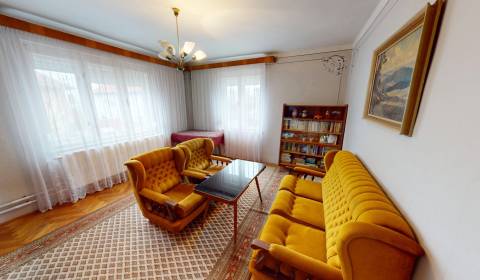 3-IZBOVÝ RODINNÝ DOM, NADLICE