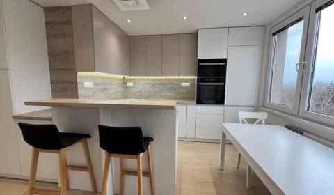 ŠTÝLOVÝ, KOMPLET PREROBENÝ 3-IZ BYT (72 m2), DUBNIČKA - BÁNOVCE N/B. 