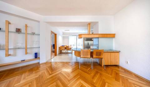 POD HRADOM - ZÁMOCKÁ - 3 IZBOVÝ BYT NA BÝVANIE AJ INVESTÍCIU