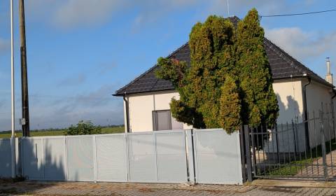 Útulný rodinný dom v Šulekove s veľkým pozemkom a moderným interiérom