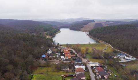 Rodinný dom pri priehrade, Tesáre – bývanie aj chalupa v srdci prírody