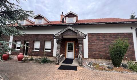 Výnimočná 9-izbová nehnuteľnosť s veľkým pozemkom – ideálna na podnika
