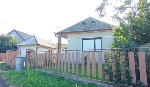 Vidiecka pohoda s veľkým pozemkom – kamenný dom v Ľuboreči