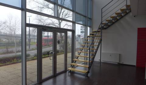 Obchodný priestor na prenájom pri ceste o ploche 177 m2 resp. 262 m2