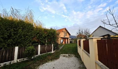 NA PREDAJ - Dvojpodlažný 6-izbový dom s pivnicou, BLATNÉ pri Senci