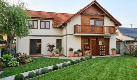 NA PREDAJ - Dvojpodlažný 6-izbový dom s pivnicou, BLATNÉ pri Senci