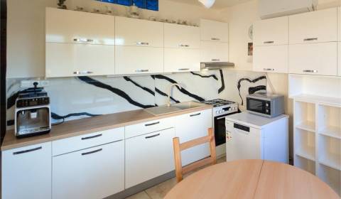 Na predaj pekný priestranný 3 izbový byt Modra 73,5m2