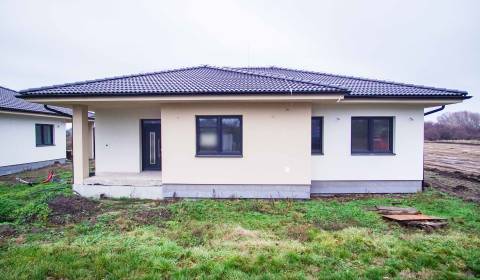 4-izbová novostavba rodinného domu s terasou, Nesvady, 540m2