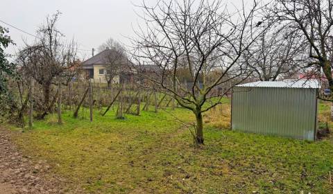 NA PREDAJ STAVEBNÝ POZEMOK V DULOVCIACH