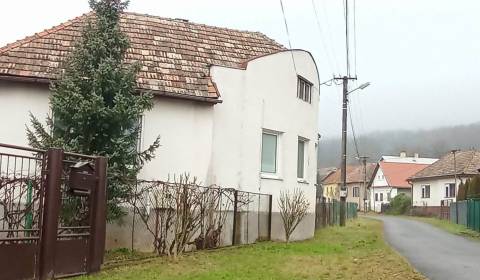 Vidiecky rodinný dom s krbom, garážou a veľkým pozemkom – obec Uhorské